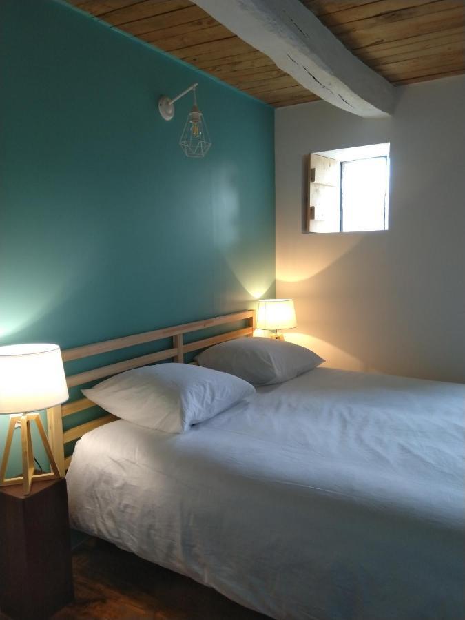 Holiday home Les Charmantes Pierres Percees *